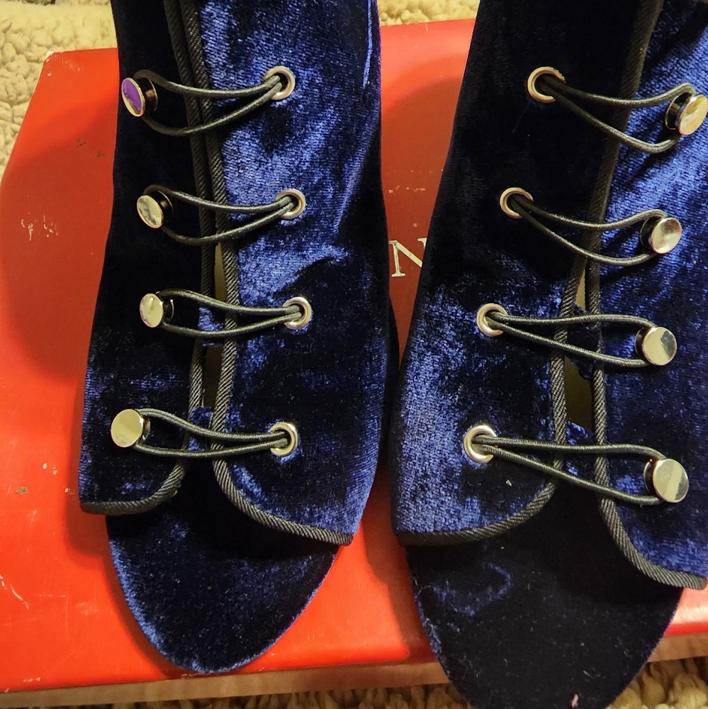 Enzo angiolini blue velvet size 9.5